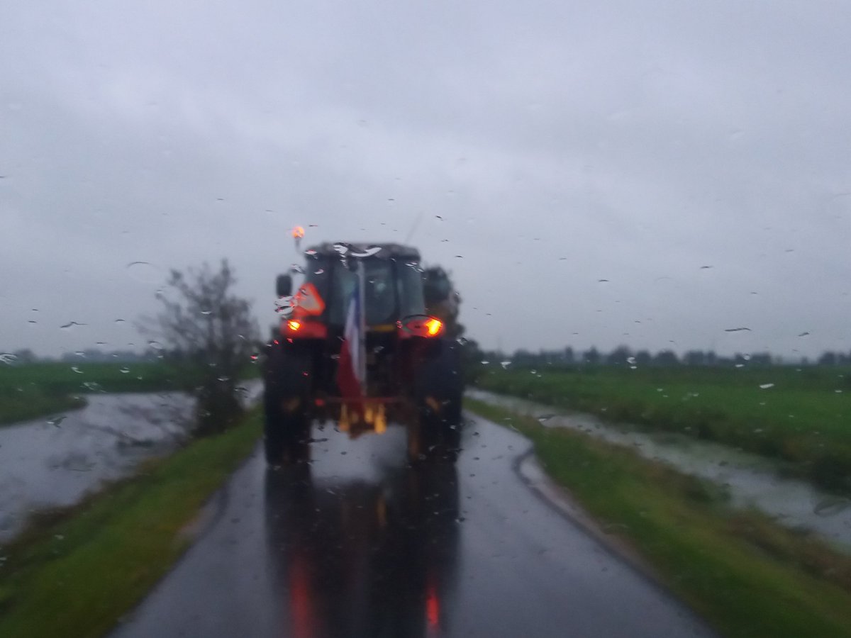 DickvdSluijs's tweet photo. Van #Bleiswijk #A12 tot zelfs in  #Berkenwoude Schaapjeszijde: regen, boeren en #trekkers #boerenprotesten https://t.co/U94MZJ1snM