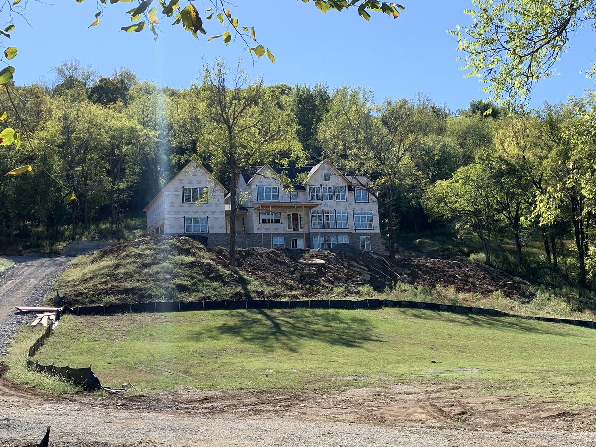 GaryALee68's tweet photo. Brick exterior, electrical &amp; HVAC ✅ 💪🏻. Up next: garage floor &amp; porches.
#leesintennessee #magnoliavalleyestates #eaglevilletn #countrylife #GodsCountry #southerncharm #farmhouse #modernfarmhouse #whitefarmhouse #jamietaylordesigns #BoggsCustomHomes #allthingshome https://t.co/n1hchOxdZ4