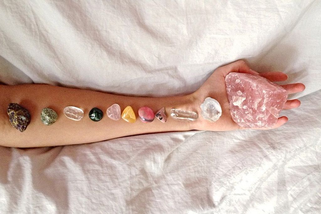 SoSoirMag's tweet photo. La lithothérapie ou comment soigner ses maux avec des pierres ! https://t.co/XyGhqDhbX7 https://t.co/zO6N6Ioodv