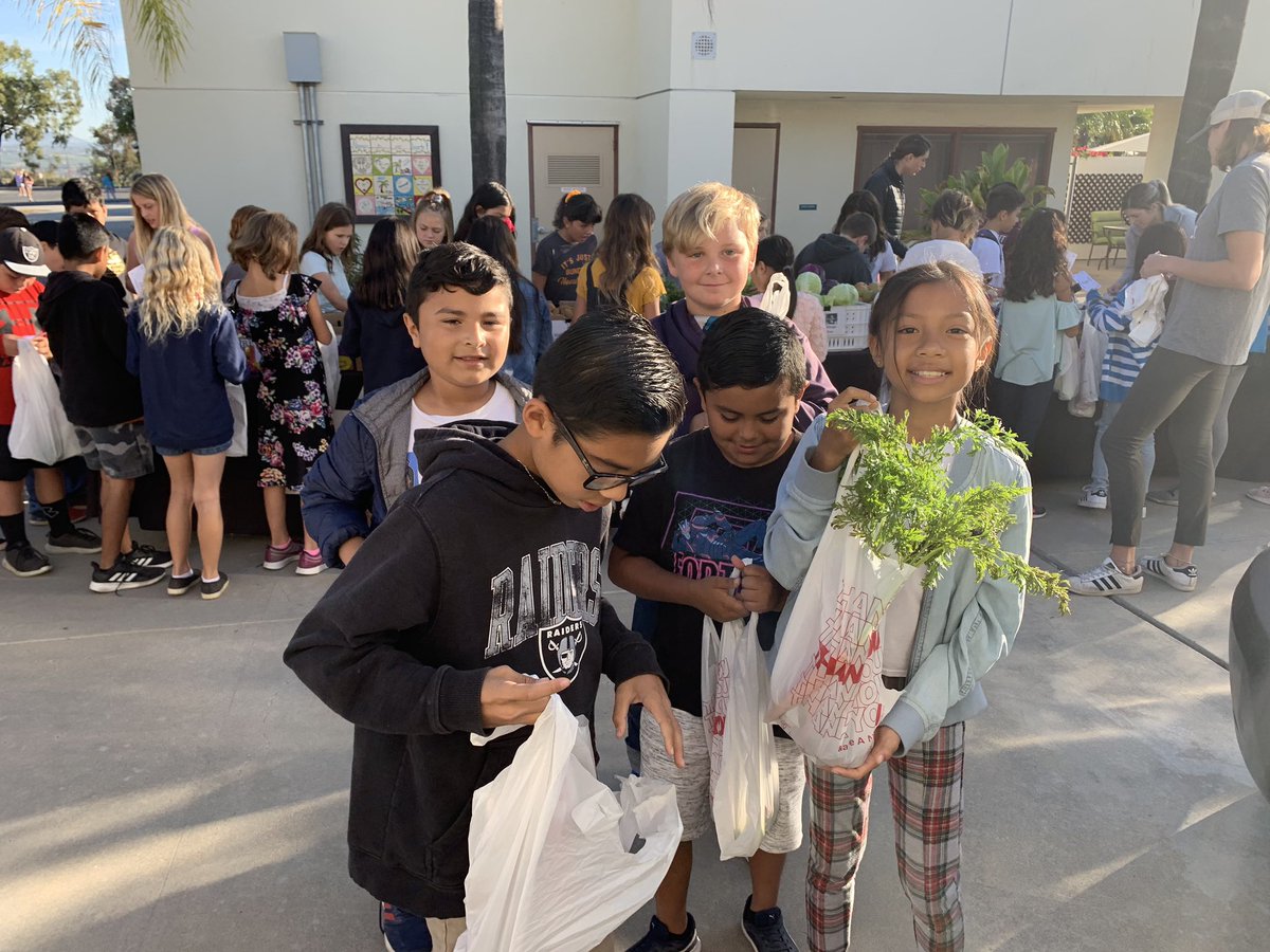 MsSpina_Emp's tweet photo. Thank you Food 4 Thought for bringing fresh fruits and veggies to our school. These @EmpresaKnights loved shopping! They had $2 to spend, such great deals! #HealthyEating #FarmToSchool #RealWorldMath https://t.co/7wmPdyUDM4