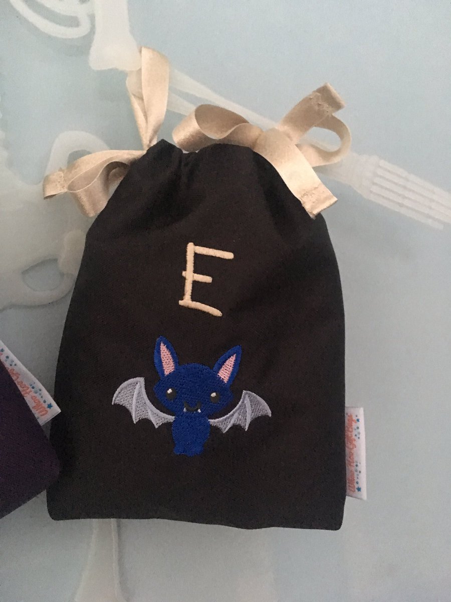 FionaWatkins4's tweet photo. Personalised Halloween skeletonπ& batπ¦Gift Bags - ideal for Trick or Treating and waterproof to keep those treats dry!!
#halloween #trickortteat #handmade #personalised #giftbags #bespokegiftbags #customgiftbags #fabricgiftbags #handmadegiftbags #skeleton #bat #whoohoogiftbags https://t.co/ckZYkMfnbl