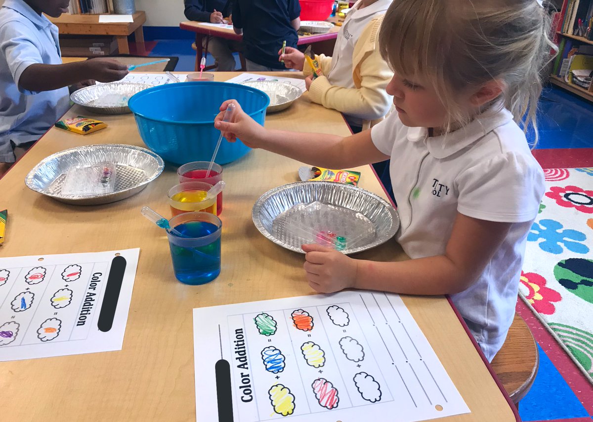 MakeSomeArt's tweet image. Kindergarten combine art and science to explore color mixing. We can record our findings when experimenting. #TrinityLearns