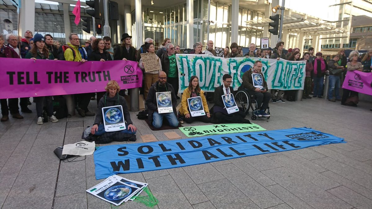 XRebellionUK's tweet image. Starting now: #ExtinctionRebellion Vigil at Rupert Murdoch’s News Corp HQ at Mini-Shard London Bridge. Until 8pm. On the eve of Extinction Rebellion’s Media Day. Please being candles in jars and warm clothes. All of our media must tell the truth.

facebook.com/events/7113816…