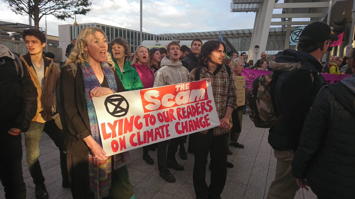 XRebellionUK's tweet image. Starting now: #ExtinctionRebellion Vigil at Rupert Murdoch’s News Corp HQ at Mini-Shard London Bridge. Until 8pm. On the eve of Extinction Rebellion’s Media Day. Please being candles in jars and warm clothes. All of our media must tell the truth.

facebook.com/events/7113816…