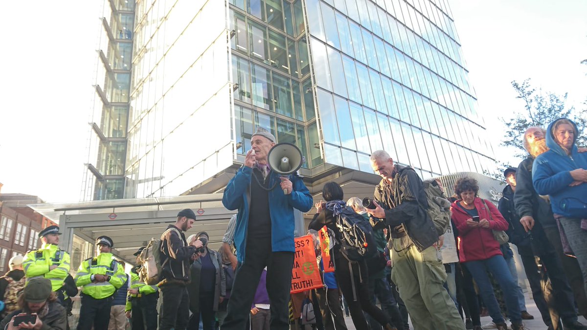 XRebellionUK's tweet image. Starting now: #ExtinctionRebellion Vigil at Rupert Murdoch’s News Corp HQ at Mini-Shard London Bridge. Until 8pm. On the eve of Extinction Rebellion’s Media Day. Please being candles in jars and warm clothes. All of our media must tell the truth.

facebook.com/events/7113816…