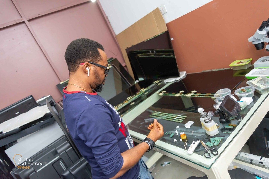 _NDLink's tweet photo. @Dabota_fubara @Soibi_ilate @MimamKristina @Samson_Goddy @ThankGodDonald @Miz_Impeccable @DirectPHC @PHSpaceApps @phcityonline @awesonaustin @chiomaezenwafo @thereal_honey_ @MysticalEm @EfreKufre @techcreekng @NigeriaInfoPH @CoolFMNigeria @PINDFoundation @marleyblueph @thebookpodng @CreativeHubPH @sprinthubmobile The amazing lad @Meranos_fixgadget with wonderful state of the art gadget fixing equipment.

#NDLink #Oil2tech #StartupPortharcourt #NigerDelta https://t.co/FejUMfmiCx