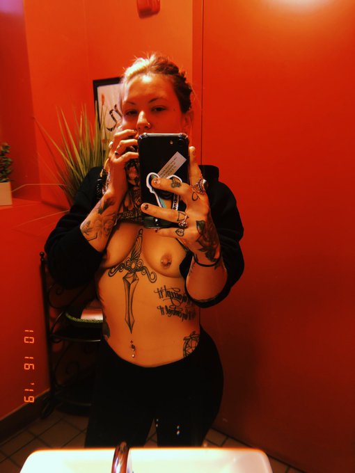 I post nudes from cities and brunch spots all over on my onlyfansssss! I barely bother with IG and Twitter