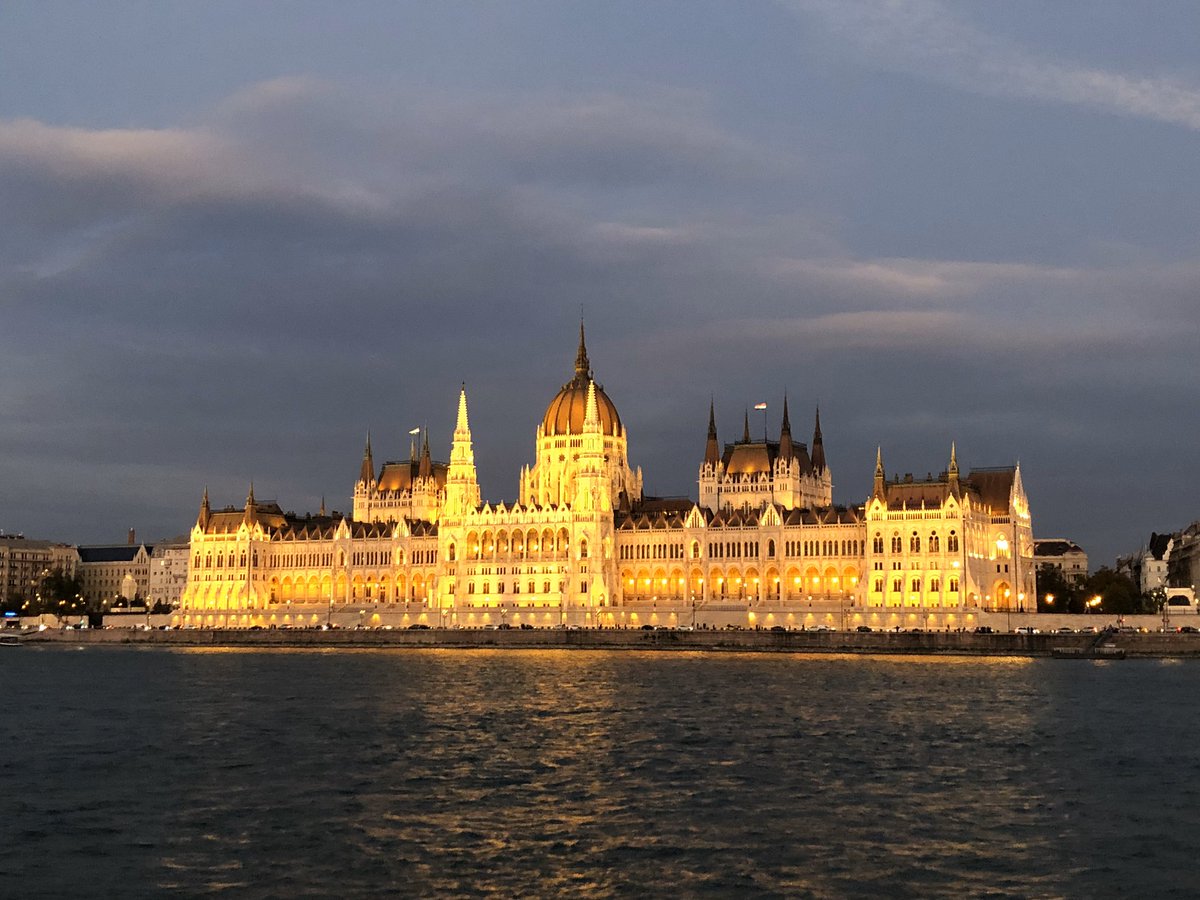 Holiday blues... a “must visit” tourist destination 👌🏻 #heritagetourism #budapest #Parliament
