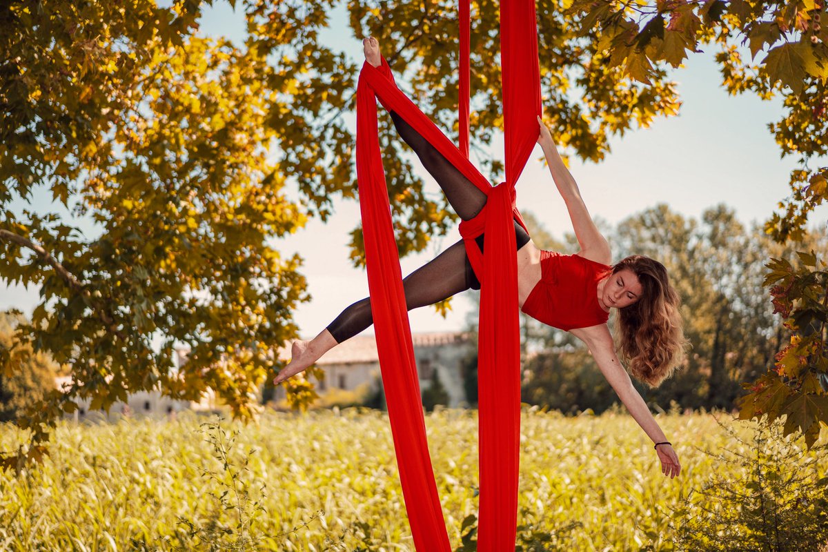 L'autunno mi piace un po' di più da quando mi sono resa conto che il mio tessuto si abbina alle foglie!
#tessutiaerei #aerialsilks #circus #circo