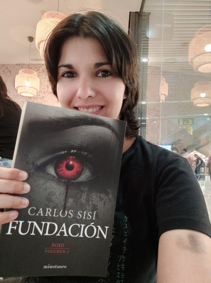 Yunamond's tweet photo. Ya puede caer un tsunami, que no podía dejar pasar un día más sin tener "Fundación", la segunda parte de la trilogía "Rojo" de mi gran amigo @carlossisi y editado por @minotaurolibros. #Fundacion #Rojo2 #Vampiros Empieza la cuenta atrás para "Infierno". https://t.co/eHn7qYl2ce