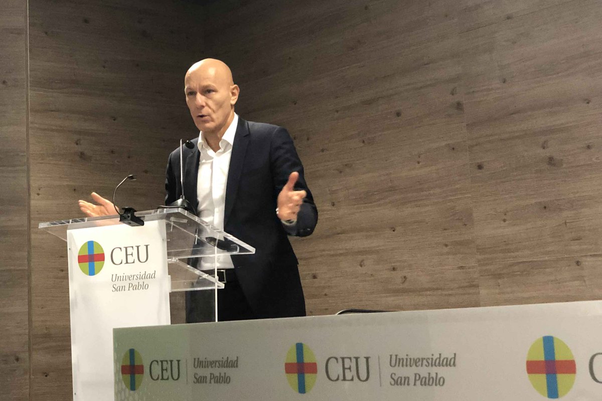USPCEUprensa's tweet photo. J. C. Demarta, vicepresidente de @nytimes en @USPCEU:  “Los periódicos no morirán cuando lo hagan sus actuales lectores, pero hay que sumar jóvenes periodistas con visiones nuevas a las redacciones” #NYTimesDircom 
https://t.co/6c7vRU3Ewf https://t.co/uI7K1DZ04j