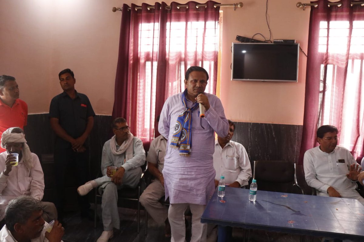 SurenderVashis9's tweet photo. नगला भीकू में जनसंपर्क के दौरान मिला अपार जनसमर्थन सभी से 21 अक्टूबर को हाथी के सामने वाला बटन दबा कर स्वयं को भारी मतो से विजयी बनाने के लिए की अपील।
#BSP #Prithla #Faridabad #Haryana #MLA #HaryanaElection2019 https://t.co/E47Qgpblt7