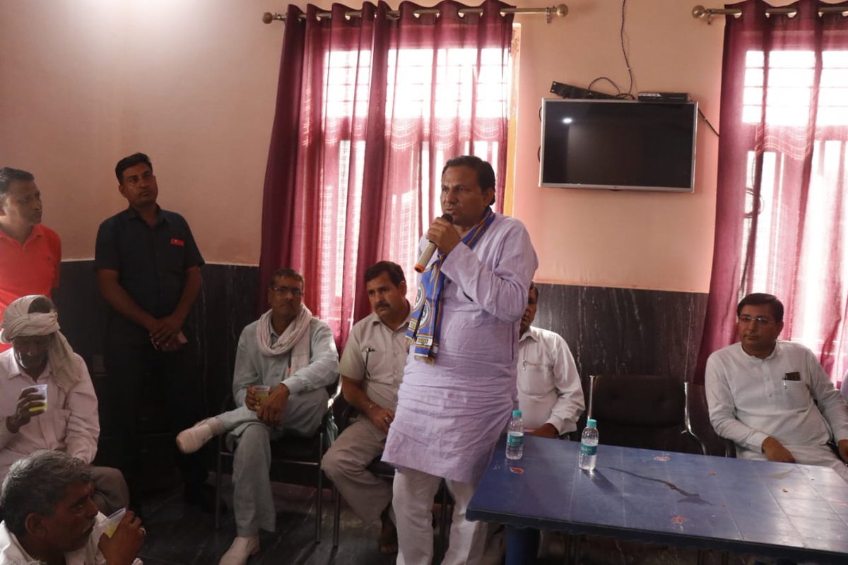 SurenderVashis9's tweet photo. नगला भीकू में जनसंपर्क के दौरान मिला अपार जनसमर्थन सभी से 21 अक्टूबर को हाथी के सामने वाला बटन दबा कर स्वयं को भारी मतो से विजयी बनाने के लिए की अपील।
#BSP #Prithla #Faridabad #Haryana #MLA #HaryanaElection2019 https://t.co/E47Qgpblt7