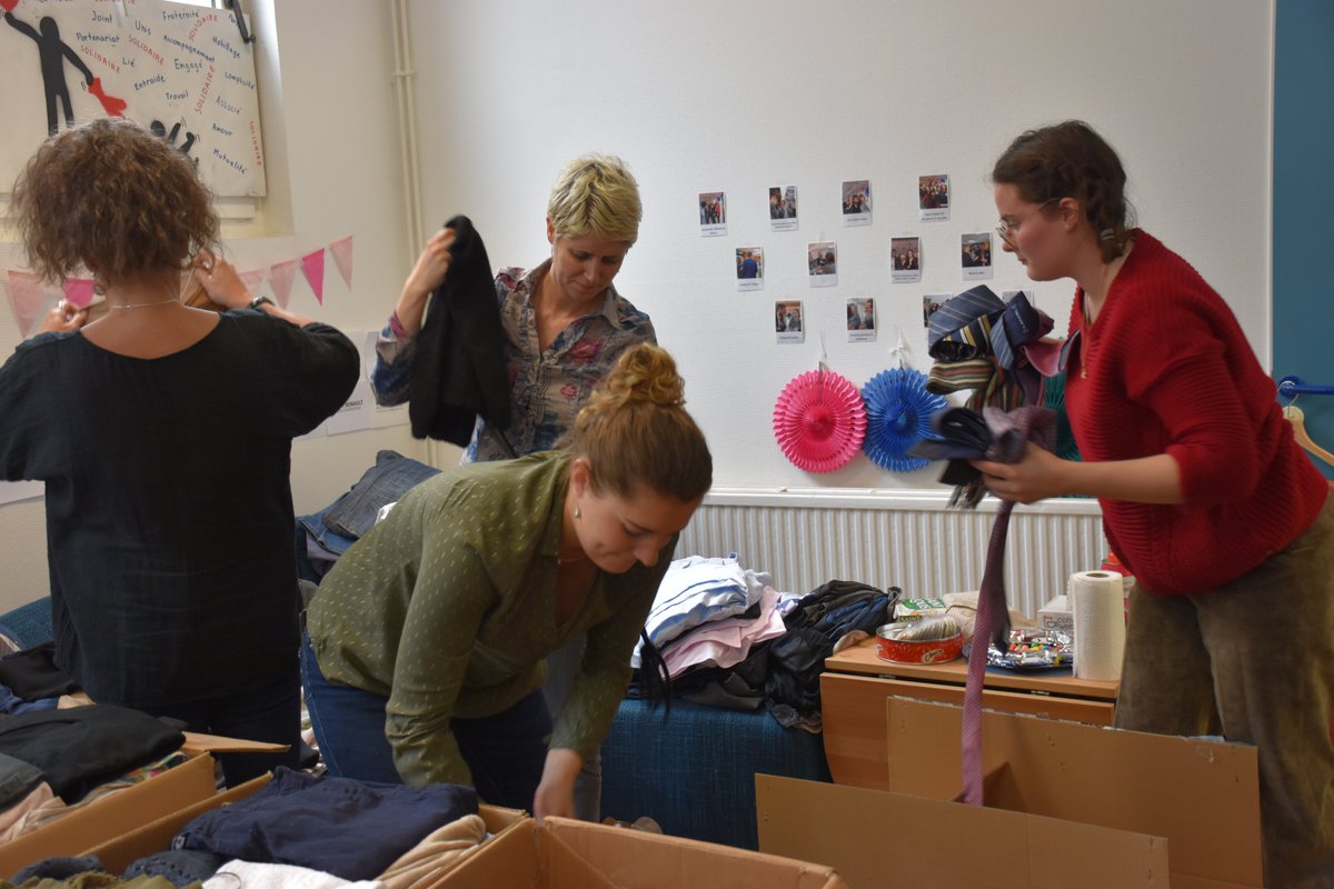 cravate_lyon's tweet photo. Hier nous avons trier, mesurer, ranger avec les collaborateurs d'@EDFBugey  ! 👗👞 Merci à toute l'équipe pour leur aide précieuse et leur motivation ! De nouvelles pièces attendent nos candidats dans les vestiaires 😃
#insertion #solidarité  #Emploi  #mecenat https://t.co/AkI5TTuTO8
