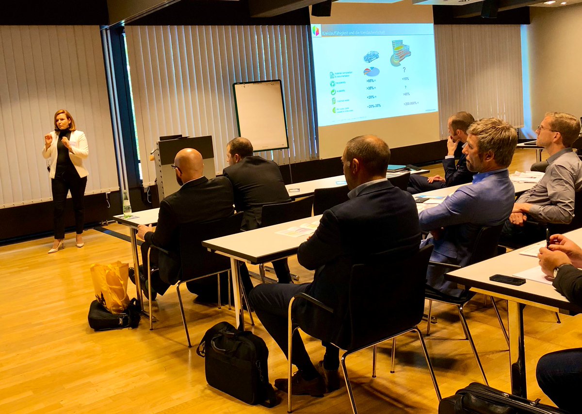 BIMconvention's tweet photo. Wie Kreislauffähigkeit im Zeichen der Digitalisierung funktionieren kann, zeigt uns jetzt @markova_st von @GREENbimlabs #urbanmining #Kreislaufwirtschaft #greenbim #BIM #bimcon2019 #recycling #reusability https://t.co/Z6LoAMTEUY