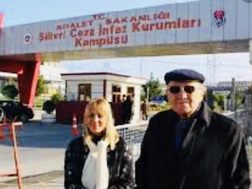 candundaradasi's tweet photo. Aralık 2015’te Silivri’ye ziyaretime gelmiş, “88 yaşındayım. Bu ülkenin düzeleceğinden umudu kestim” demişti. Ama çıkışta @ceydak’la bizler için “Umut Nöbeti” tutmuştu.
Unutmayacağız #OrhanBirgit 
https://t.co/etQZ7ivSPy https://t.co/JVoQ3CcTco