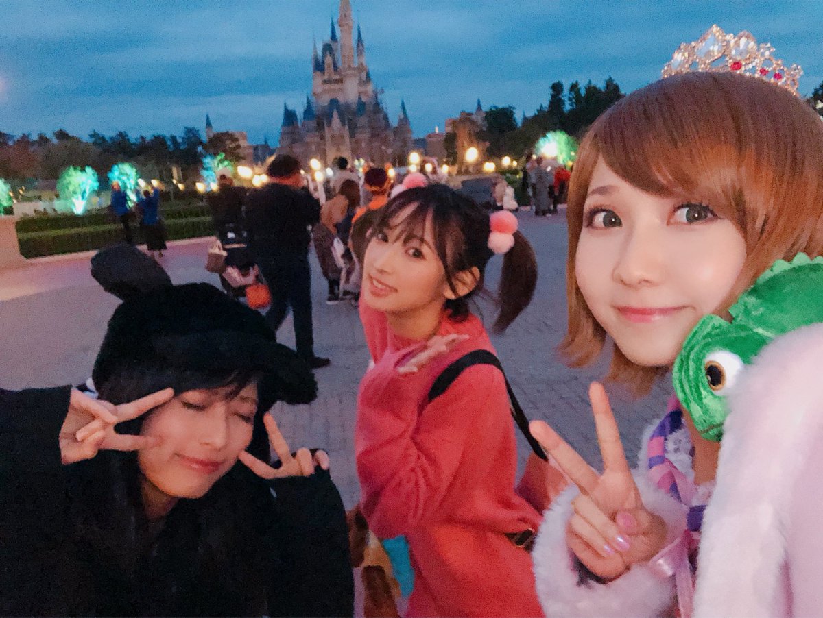 秋田知里 仮面ライダーgirls Pa Twitter 今日はgirlsディズニーしてきました 乗り物もいっぱい乗ったし びっくりするくらい食べ物めっちゃ食べた Ww夜は1人再入場してなんやかんや閉園間際まで居ちゃったぜ 笑 1人でも大人数でも楽しめるディズニーって