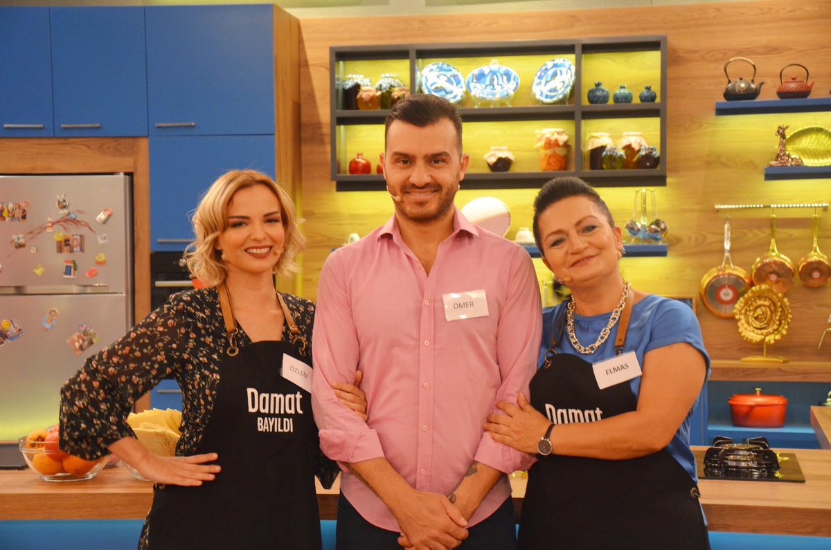 Damat Bayıldı'da bugün yarışacak ailemiz;

Gelin: Özlem Hanım
Kaynana: Elmas Hanım
Damat: Ömer Bey

Günün Menüsü:
Lazanya
Portakallı Enginar

Ömer Bey, yemekleri doğru tahmin edip ailesine puan kazandırabilecek mi? 
Damat Bayıldı şimdi Show TV'de!
#damatbayıldı @showtv <a href="/mediadncc/">mediadncc</a>