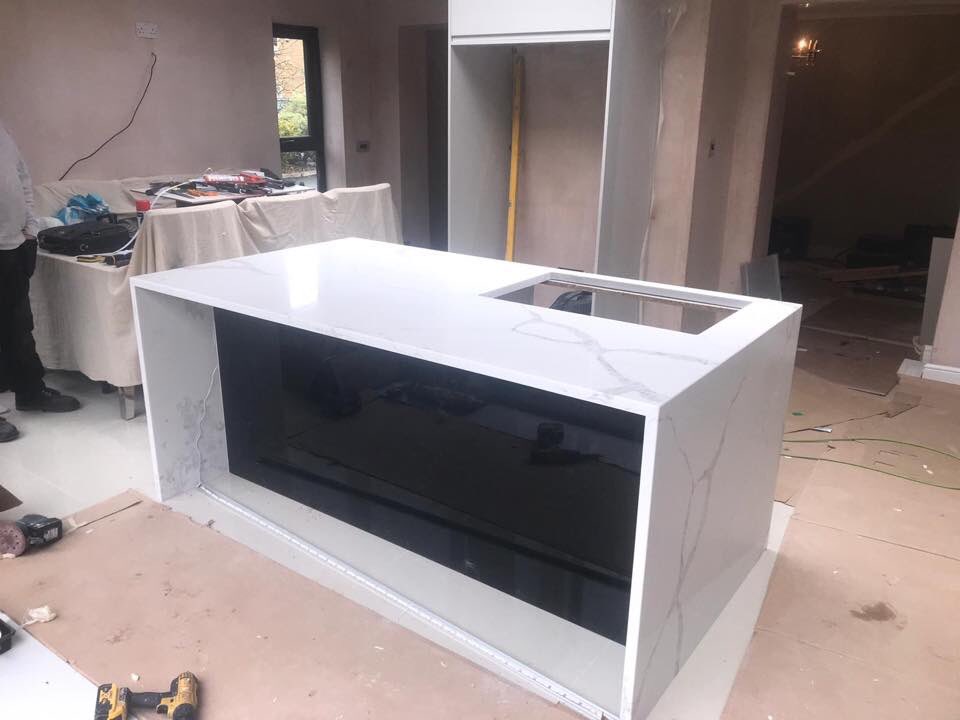 Itastone Calacatta Platinum 30mm Quartz Worktops with 100mm Upstands and Mitred End Panels💎