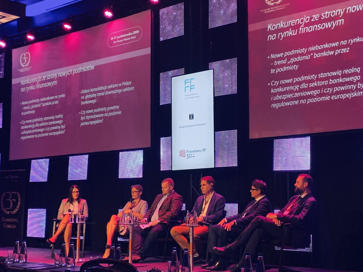 Fundacja_RRF's tweet photo. Czy nowe podmioty i fintechy stanowią konkurencję dla sektora bankowego? Dyskusję na ten temat podczas #BankingForum prowadzi Prezes Fundacji @wachnickaa. Wśród panelistów https://t.co/vuOYeQSzYM. Ewa Wernerowicz, Prezes @vivuspl i Shaul David z @railsbank. https://t.co/BQJDc65BUX