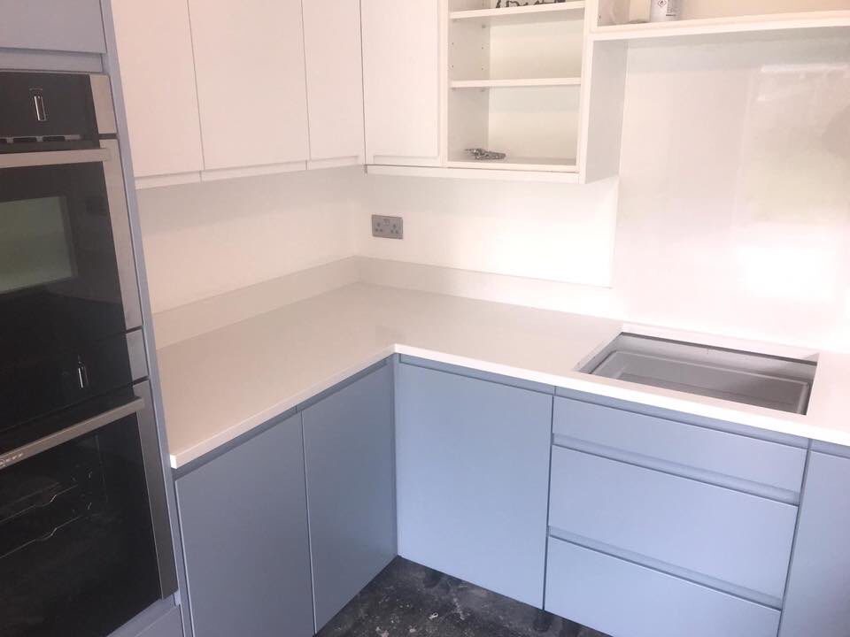 Itastone Plain White 30mm Quartz Worktops with 100mm Upstands, Cooker Back Panel, Window Cill and Mitred End Panel🤩