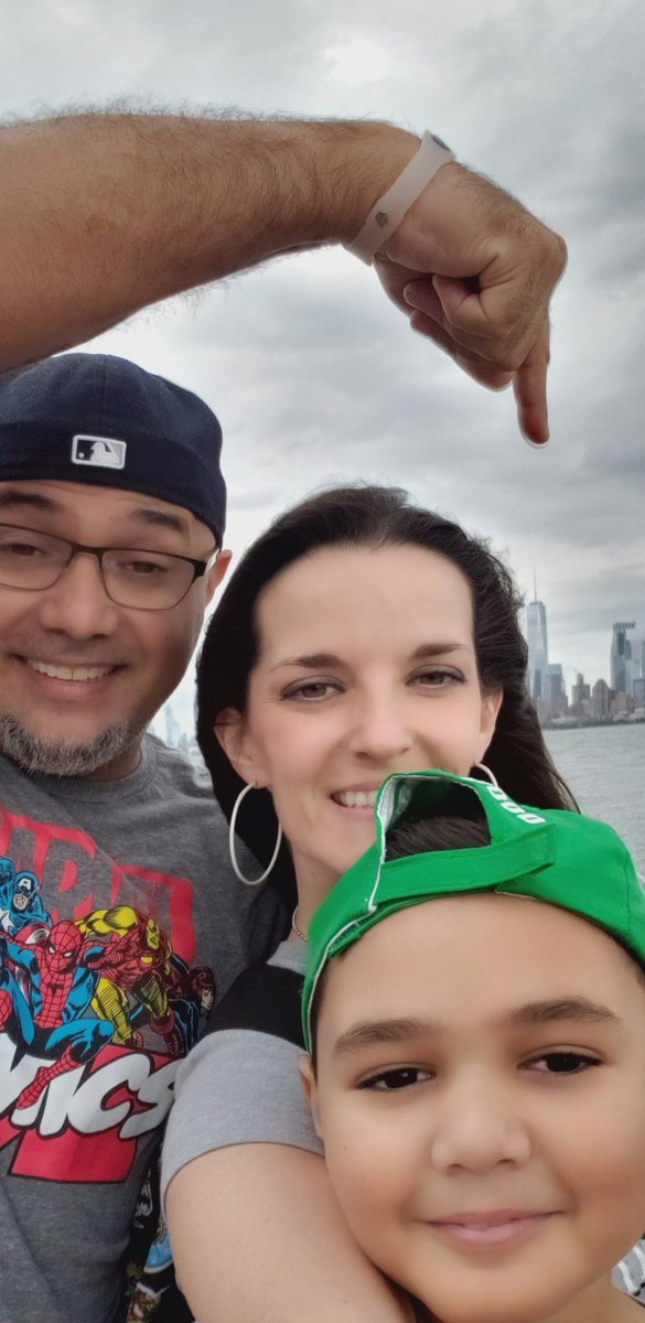 Flaca729's tweet photo. #NYC #StatueOfLiberty #TouristDay #Vacation #TryToSqueezeEveryoneIntoThePicture #RightThereIsTheWTC #MarvelShirtFTW #ItsWindyOnTheIsland #KnotsForDays https://t.co/BQ8xzxMz60