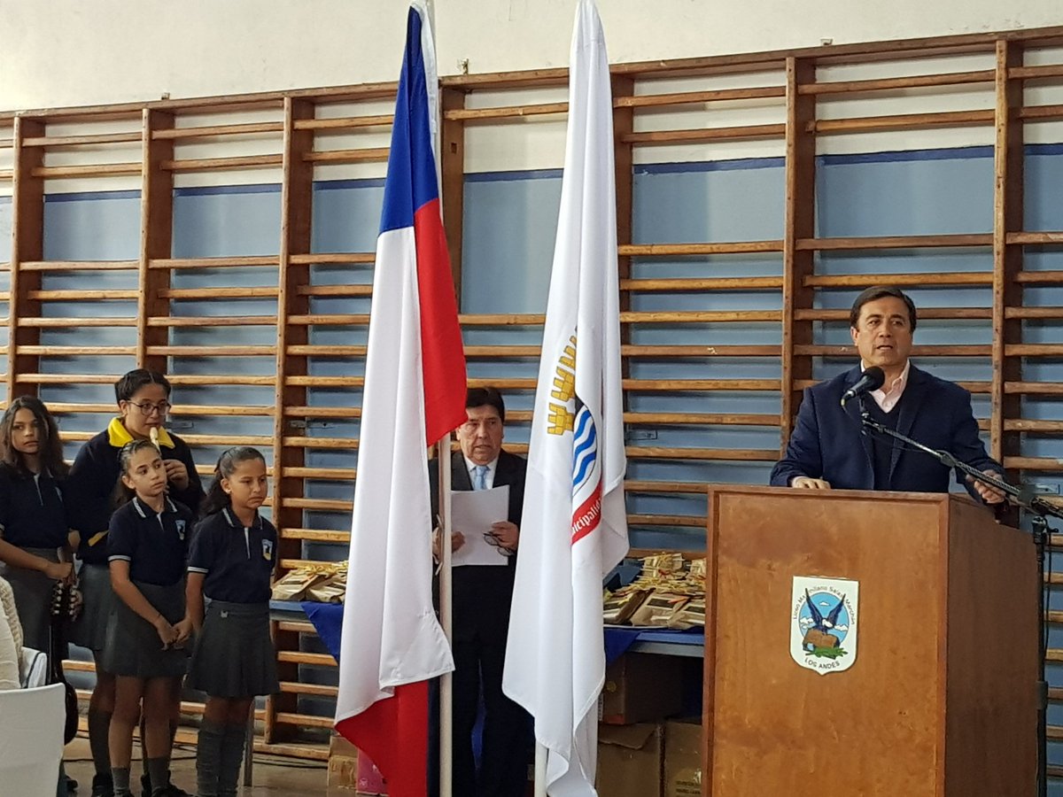 DAEMLosAndes's tweet photo. En estos momentos

Saludamos a nuestros profesores en su día, destacamos su importante labor y compromiso con las futuras generaciones y les motivamos a seguir entregando conocimiento y cariño como siempre lo han hecho ¡Felicidades!

#EducaciónLosAndes
#DAEMLosAndes https://t.co/lXfKxRPlQ1