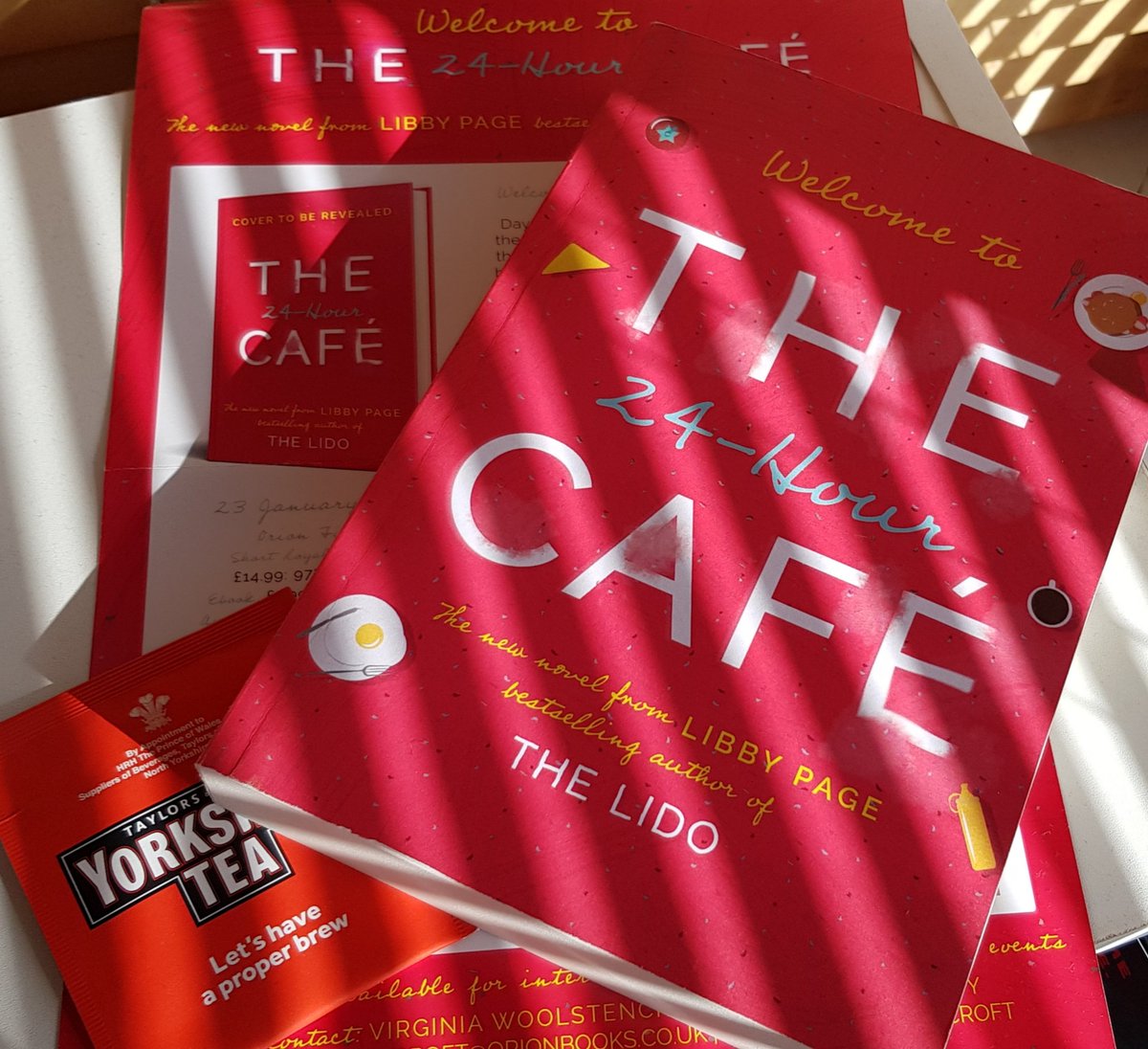 EmseyLou12's tweet photo. A rubbish day made heaps better with this little arrival! Thank you @gigicroft for my copy of #24HourCafe by @LibbyPageWrites #bookpost #rayofsunshine https://t.co/WBUmacjZuV