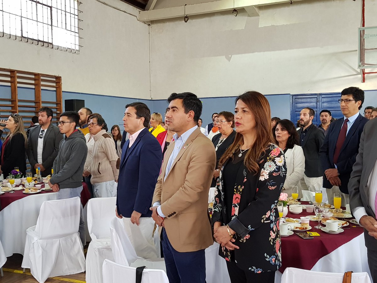 DAEMLosAndes's tweet photo. En estos momentos

Saludamos a nuestros profesores en su día, destacamos su importante labor y compromiso con las futuras generaciones y les motivamos a seguir entregando conocimiento y cariño como siempre lo han hecho ¡Felicidades!

#EducaciónLosAndes
#DAEMLosAndes https://t.co/lXfKxRPlQ1