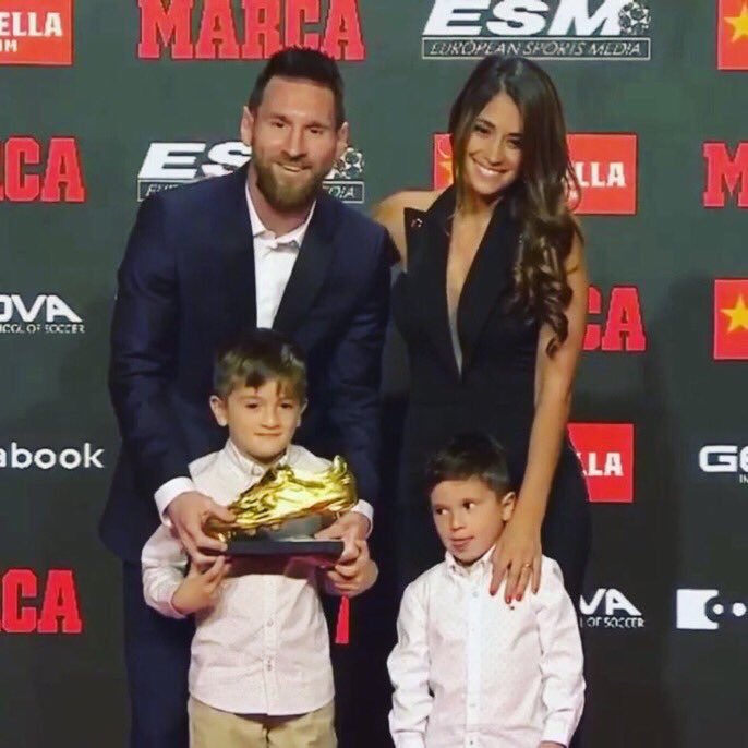 MessifansWW's tweet photo. LMAOOOOO

Just look at Mateo’s Face 😂😂😂😂

Boy wan go sell that boot give Ronaldo😭😭😭 https://t.co/AVFyWQQbiA
