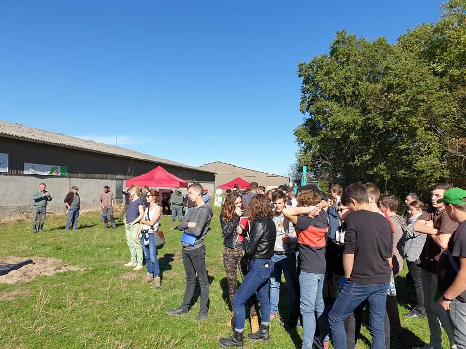 MFRLimoise's tweet photo. Nos élèves de 2nde accompagnés des 2ndes de la MFR Gelles sont actuellement à la journée #ADDMA  sur le thème "la haie : de la plantation à la valorisation" 
@Chambreagri03 @UNMFREO @MFR_AURA https://t.co/hagb7V3DNf