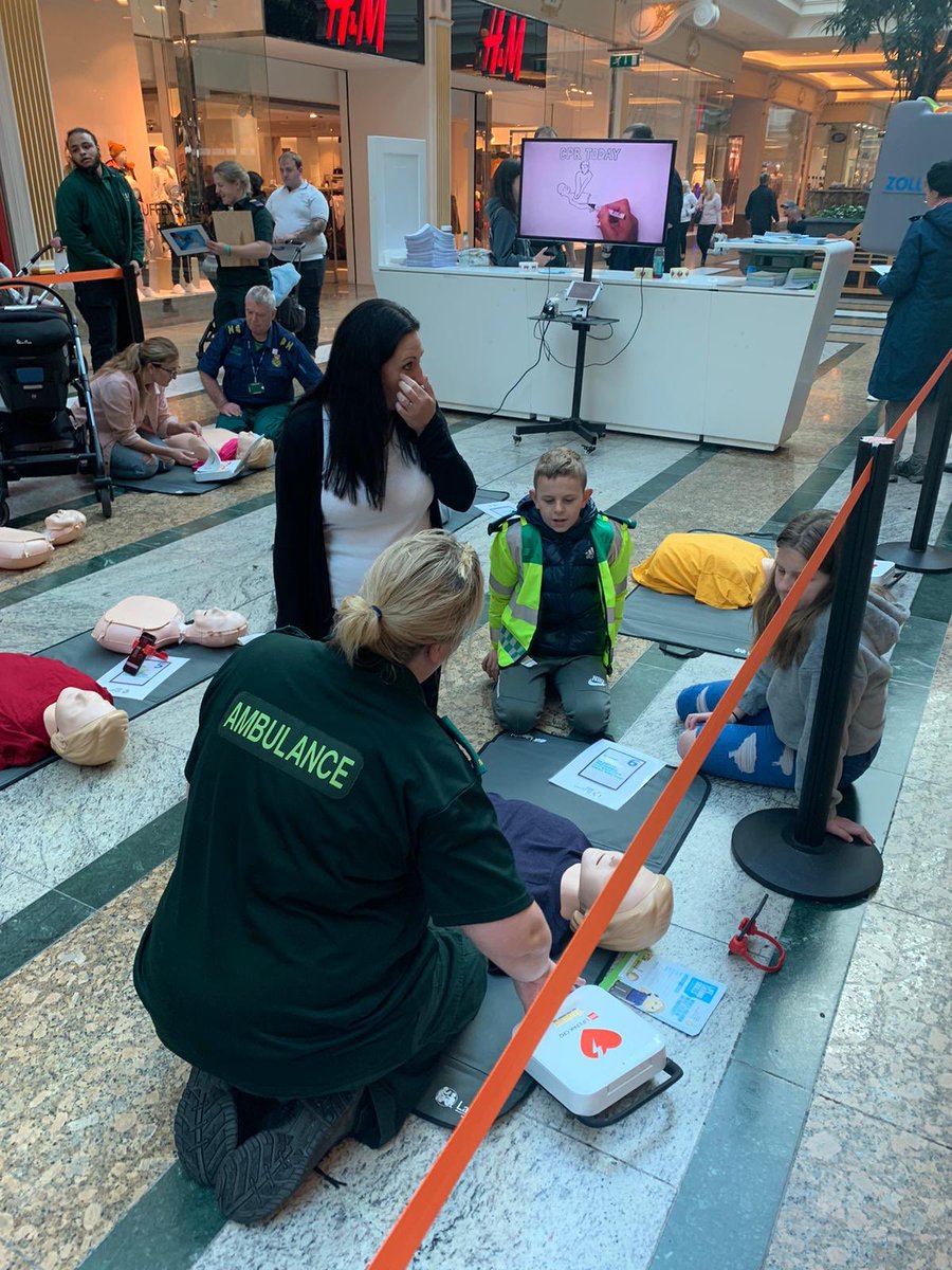 defibshop's tweet image. So far, so good! We’ve trained 250 people in effective #CPR and #defibrillation @intuTrafford with @NWAmbulance for #RestartAHeartDay. Come and see us to learn how to #SaveALife.