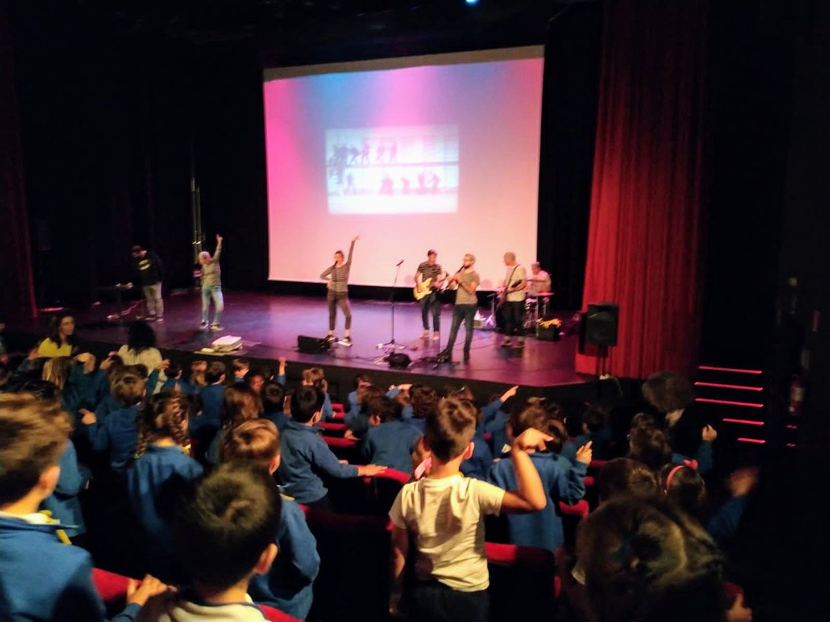 CeipFontan's tweet photo. Alumnos de 5 años, 1° y 2° de primaria disfrutan de un 🎷🎸🥁 concierto pedagógico gratuito en el #ccsanchinarro, ofrecido por el programa "Madrid un libro abierto" @MADRID 
@educapopconcie1 https://t.co/unQtnQv0h8