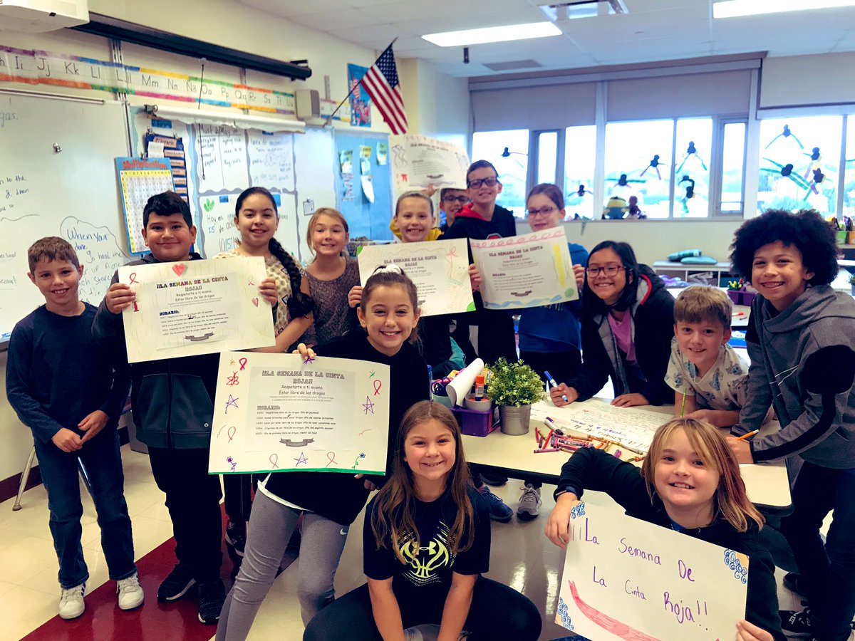 iaras___'s tweet image. Project change making posters for red ribbon week 🙂 #projectchange #studentcouncil #become1 #vernonhills #redribbonweek #SayNoToDrugs @duallanguaged73 @District_73