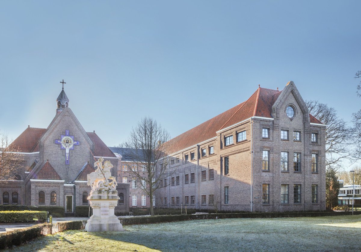 Spannend! Twee van onze projecten zijn genomineerd voor de Dirk Roosenburgprijs. Jij kunt meestemmen voor de publieksprijs voor Landgoed Eikenburg,  het kleurrijke Celsius VanderBildt in Woensel-West of één van de andere projecten. Kijk snel op buff.ly/2MKjVBw