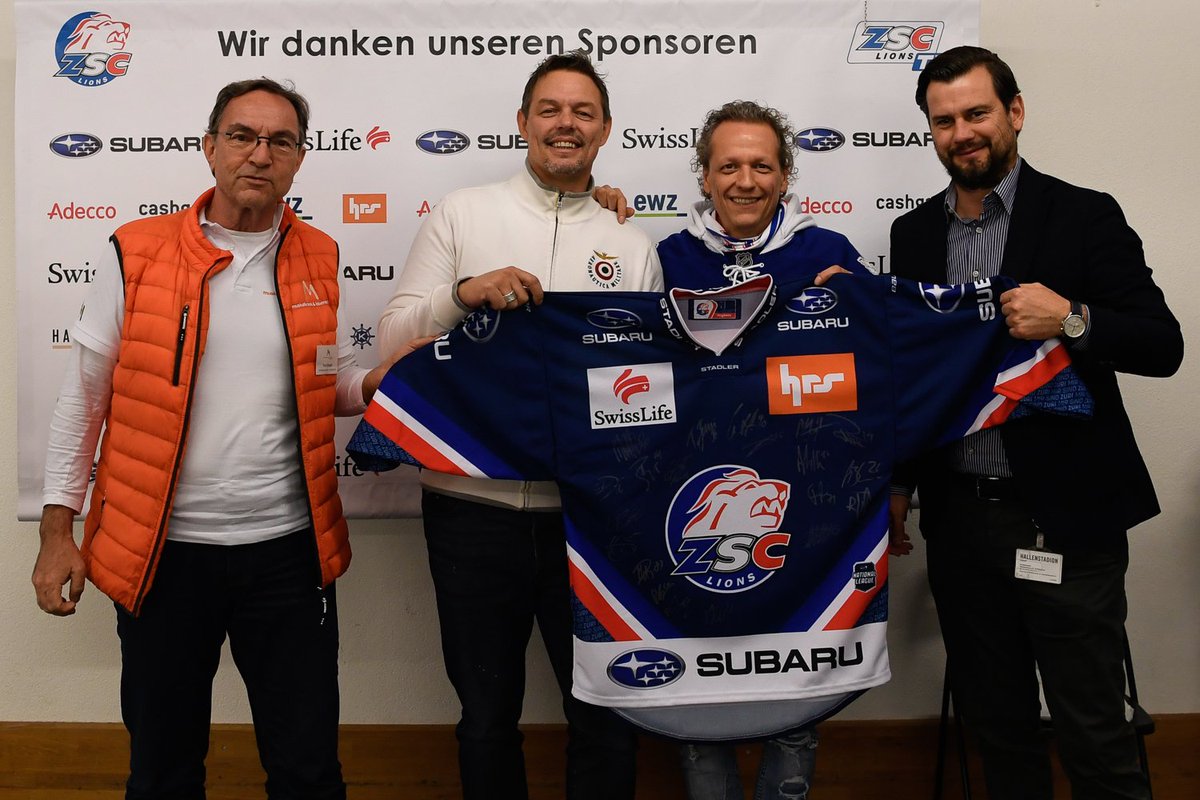 Die Muskelgesellschaft bedankt sich von Herzen bei den ZSC Lions für dieses tolle Trikot und bei Roger Brand für sein grosszügiges Engagement!
Foto: (v.l.) Kurt Broger, Roger Brand, Bruder Oliver Brand, Marketingleiter ZSC Lions Roger Gemperle
muskelgesellschaft.ch/sportcamp-jetz…