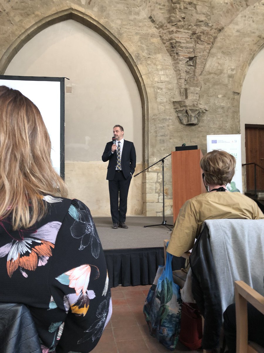 Internationaal bestuurder Skoda vertelt over zijn psychische problemen. Op welke manieren hij tegen vooroordelen aanloopt: bij zichzelf, bij z’n baas, oude vrienden enz. @zonderstigma