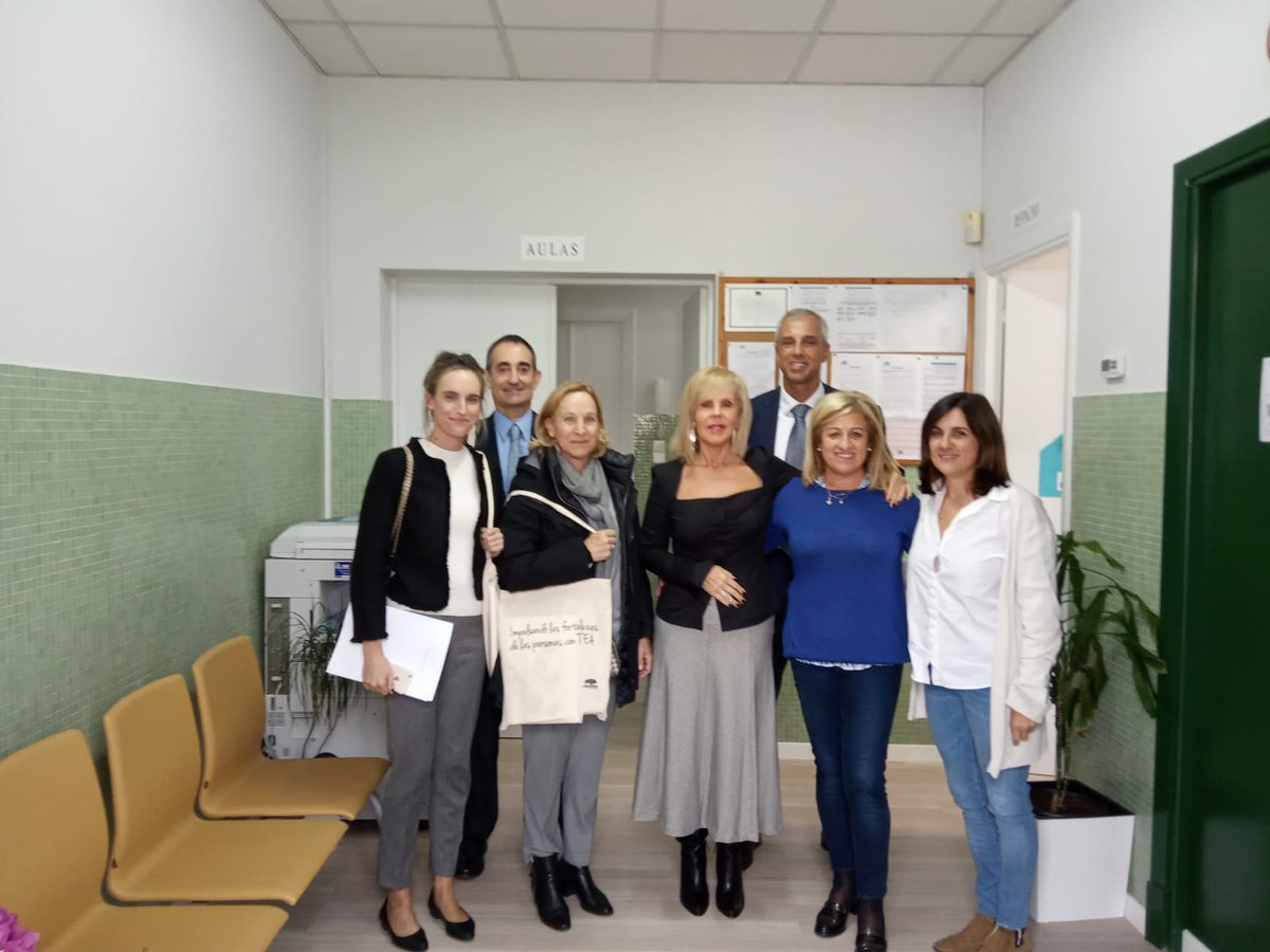 Aspanaes's tweet photo. hoy recibimos la visita de representantes de la @FundacionBarrie y de la #fundacionroviralta en nuestro cole de A Coruña, compartiendo la relevancia de la intervención de la dimensión sensorial de las personas con TEA #ruidovisual #somosTEA #RSE #espacioamigable # https://t.co/5RJ9utPRk9