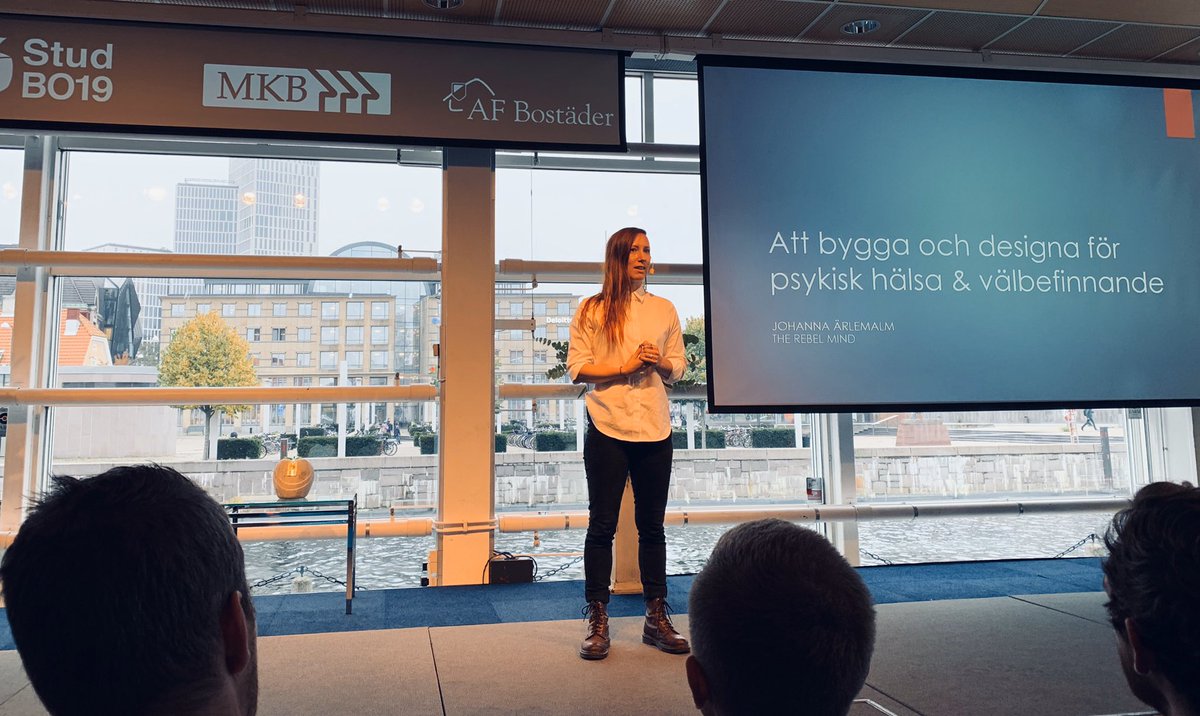 oskarwiik's tweet photo. ”Vi har begränsade fysiska och psykiska resurser men vi, ofta unga, är väldigt dåliga på att respektera dem.” @JohannaArlemalm föreläser på #studbo19 om (vikten av) att bygga och designa för välmående. https://t.co/XTSNZSUVit