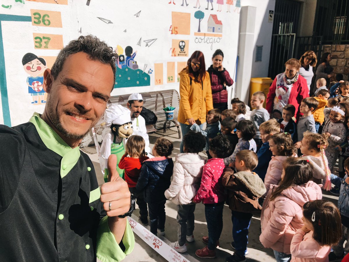 ChefPepo's tweet photo. Hoy hemos estado con Interporc en el CEIP Santa Ana de Cuenca, con chicos y chicas de tercero de primaria cocinando otra de nuestras recetas ricas y sanas. Empanadillas de jamón York, queso de cabra, calabacín y canónigos. Más recetas en https://t.co/7y9BqaGsRN!
@interporc https://t.co/MYtNL5ArpV