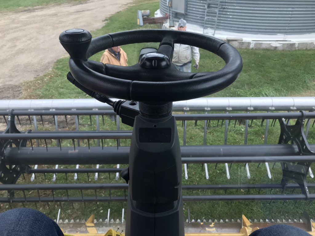aerroTpalm's tweet photo. Today my #WingViewWednesday @a_den_hartog didn’t consists of a #flight in the world of #Pilotsoftwitter but replacing a cylinder on a @CLAAS_America #soybean #flexhead #AgTwitter #combine #harvest2019 #RealJob helping a farmer who is #Deployed right now get his crop out. #Farm https://t.co/Q2B9d45Md1
