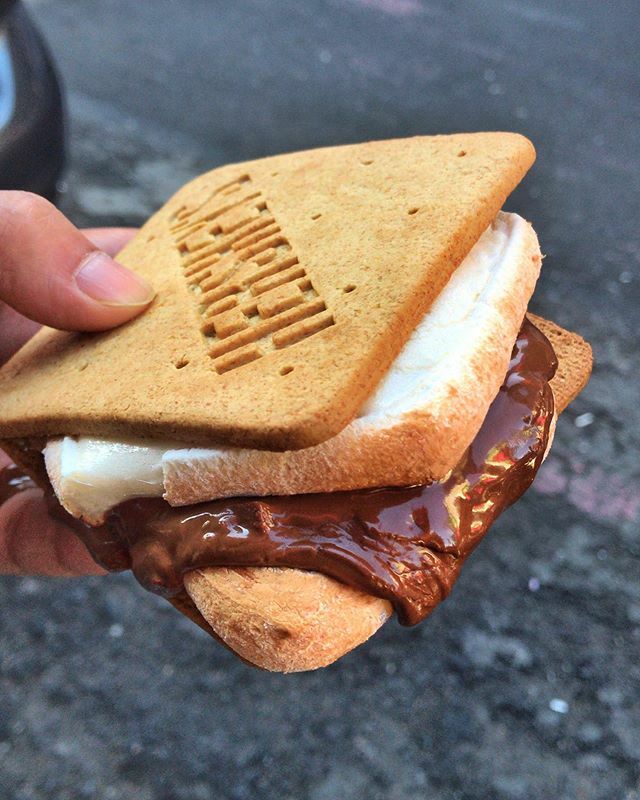 No caption needed here, just enjoy looking at this beauty! 😍
.
.
.
📍Hershey’s Chocolate World, Times Square
.
.
.
#Smores #Smore #Marshmallow #Hersheys #MilkChocolate #Chocolate #ChocolateLover #InstaYum #DessertBae #DessertLover #Dessert #DessertTab… ift.tt/2IXcFRB