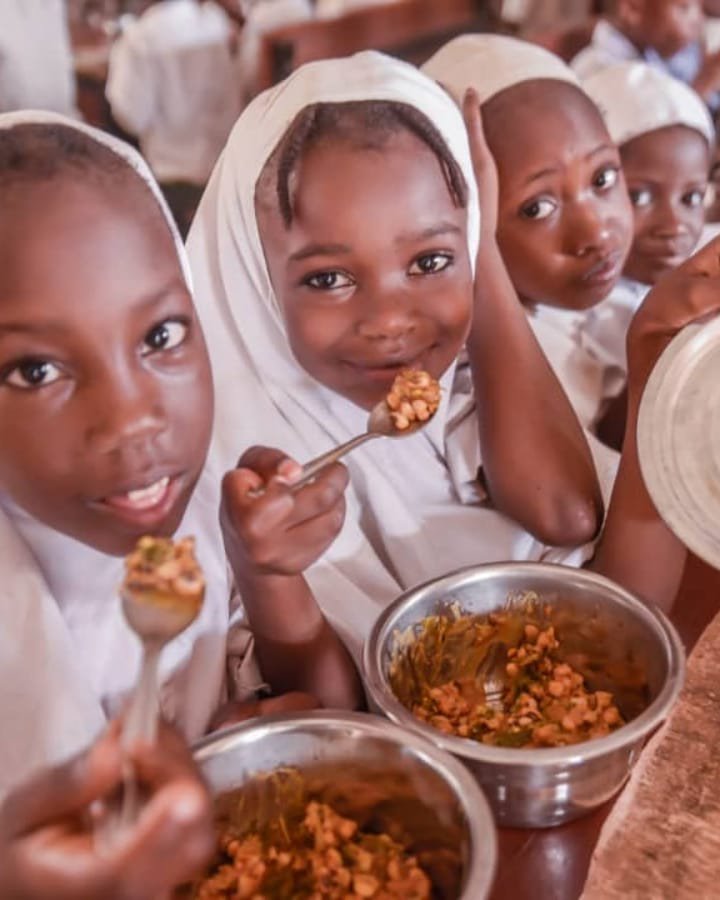 JayTise's tweet photo. It's #WorldFoodDay and 9.8 million Nigerian Pupils have daily access to nutritious meal.

This is in line with the world's SDG of acheiving Zero Hunger while also nourishing people.

Thankful to @MBuhari and @ProfOsinbajo for making the learning experience better for these kids. https://t.co/nmAzRu97Uo