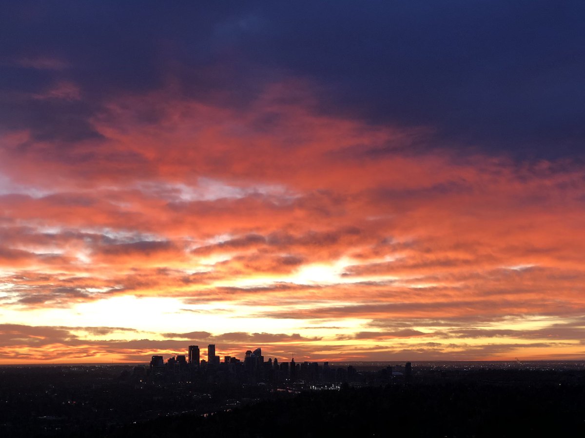 Dave_Dormer's tweet photo. Mother Nature brining the 🔥 once again this morning! #yycweather #abweather @CTVStanfield @VirginiaCTV @TeriFikowski @Newsbob https://t.co/dSYhlfZFKC