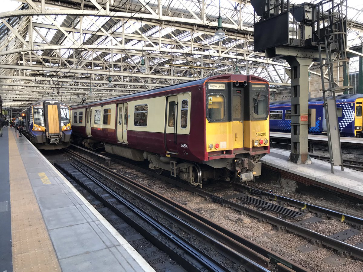 Jo_Reggelt's tweet image. Saltire Blue vs Blood &amp;amp; Custard?#traintwitter #class314