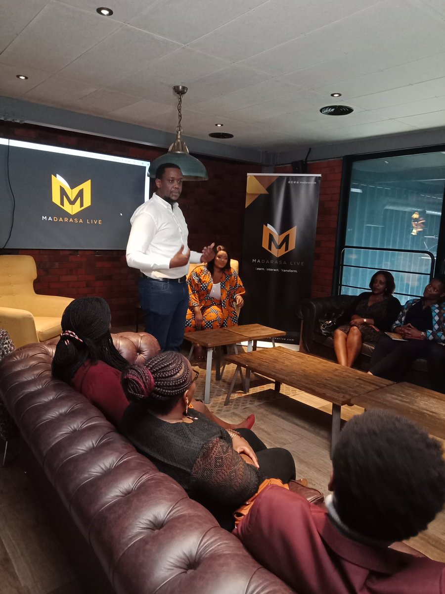 MadarasaLive's tweet photo. Class is in session with @neominganga Introductions soon after a vibrant welcome note from our super moderator! @bluedoorke #MadarasaLive #LIT https://t.co/61NmFqGnsS