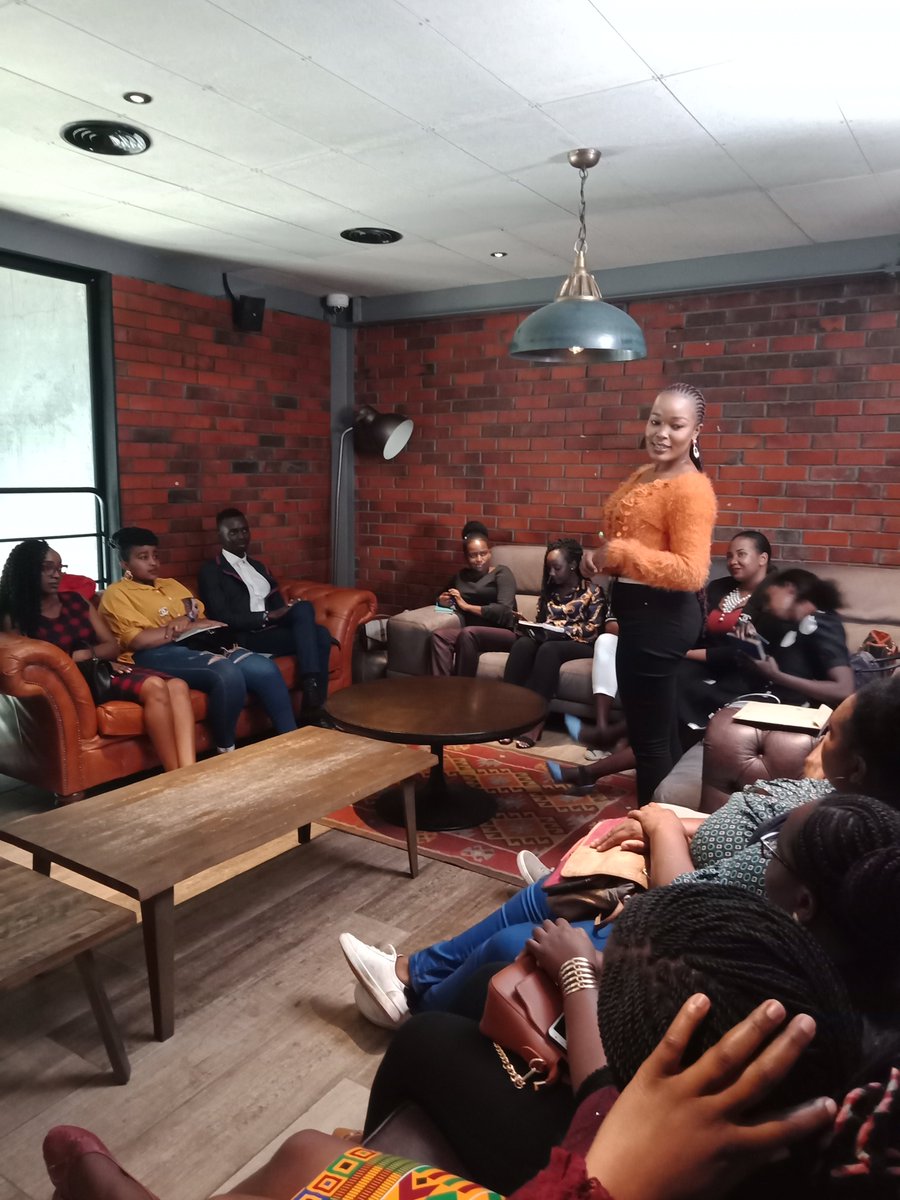 MadarasaLive's tweet photo. Class is in session with @neominganga Introductions soon after a vibrant welcome note from our super moderator! @bluedoorke #MadarasaLive #LIT https://t.co/61NmFqGnsS