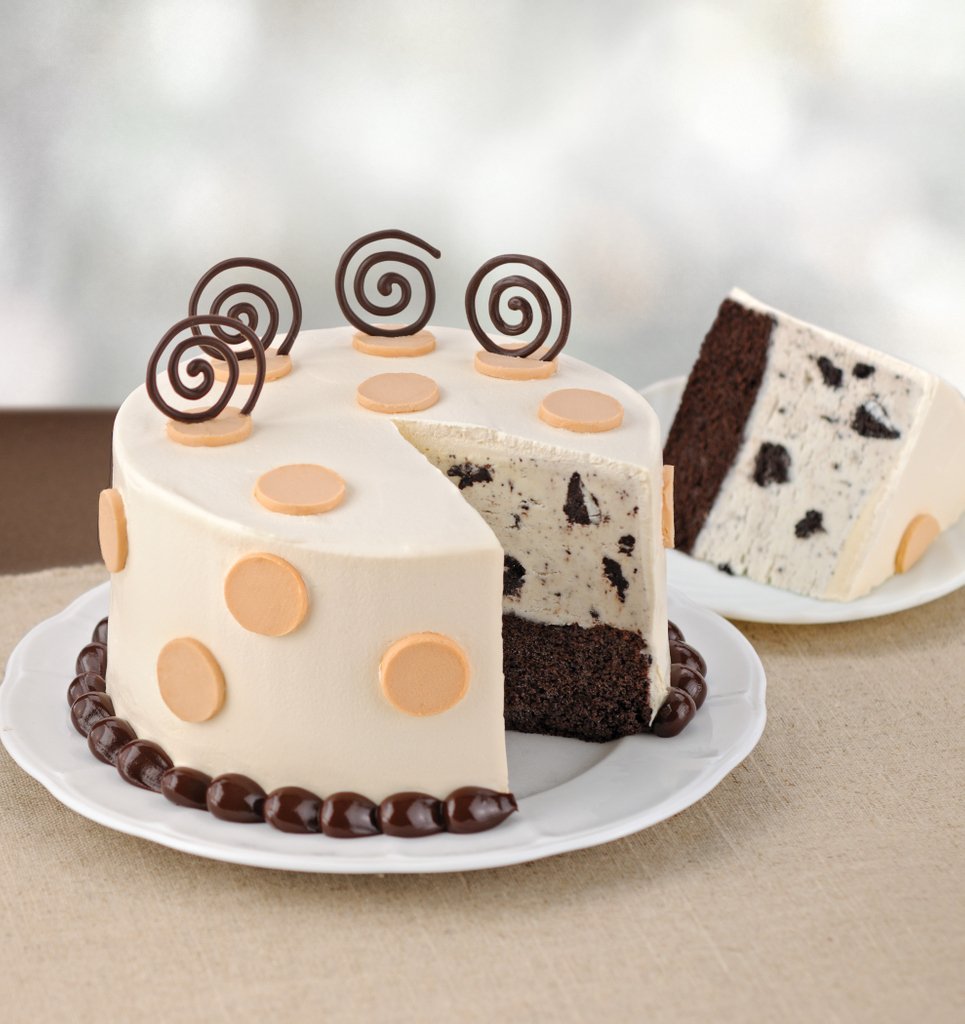 Hmm, chocolate. No tenemos que decir más🔥. 

Recuerda que, en octubre, por la compra de una tarta de chocolate, la segunda te sale con un 31% de descuento. #BaskinRobbins #CeleBRa #ChocolateLovers #comidacasual #serviciorapido #RSR