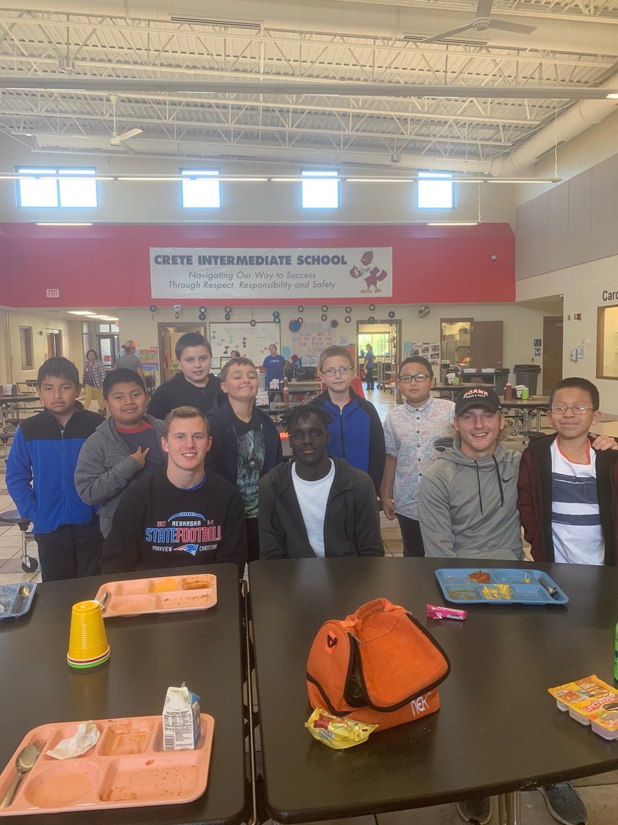 DoaneTrackXC's tweet photo. Doane XC and TF teams supported the national hot lunch program this week, going out to the Crete Schools. https://t.co/2QuaoEbvbb