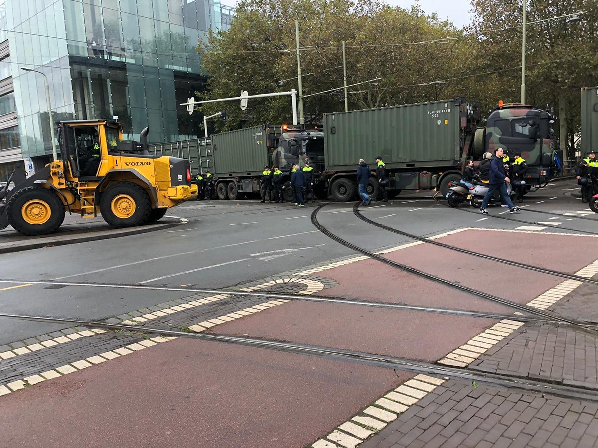 mrsMargreth's tweet photo. #boerenprotesten #boereninactie 
Boeren blokkeren de trambanen, zeggen ze.
Daar hebben we mooie foto's van https://t.co/miPp7kgtQd